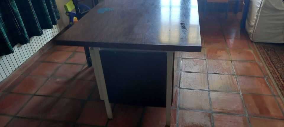 Secretária em metal forrada a pele à frente e dos lados