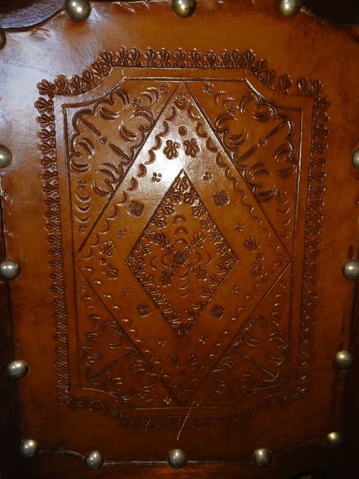 Mesa Extensível de Madeira + 6 Cadeiras em Couro Gravado