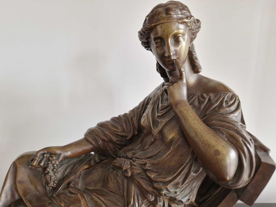 Escultura de bronze sobre base de mármore