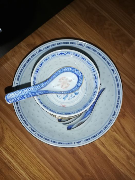 8 tigelas 8 colheres  1 saladeira de loiça chinesa