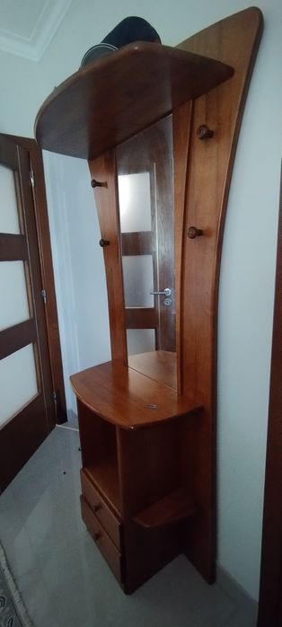 Móvel com espelho e cabide em madeira de pinho para hall de entrada