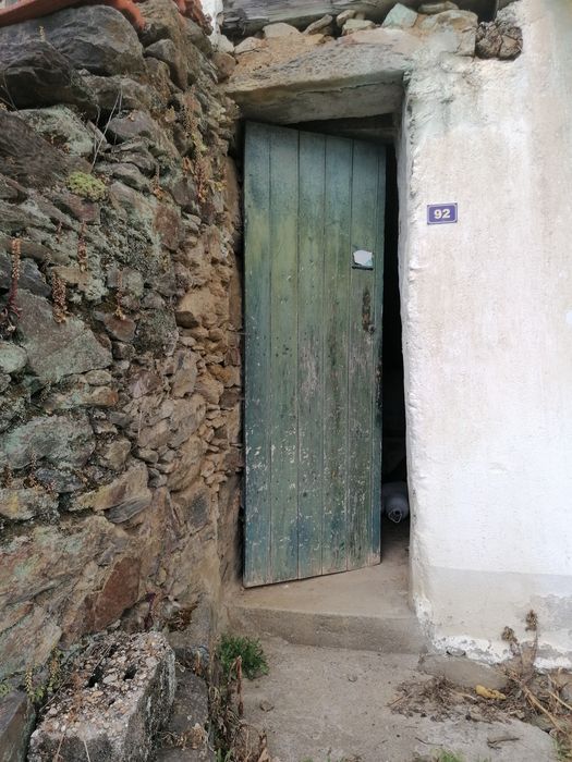 Casinha para reconstrução, às portas do Douro
