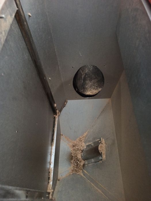 Lote de 2 máquinas de aquecimento a pellets e 1 depósito