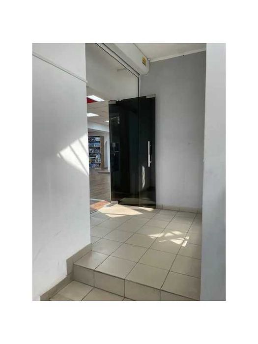 Продаж комерційних приміщень 37 м² та 297 м² (ТЦ вул. Київська, 21)