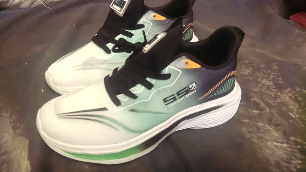 Продам новые кроссовки