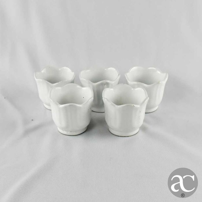 Conjunto de 5 pequenos vasos em cerâmica branca