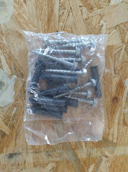 Wkręty do drewna + kołki .