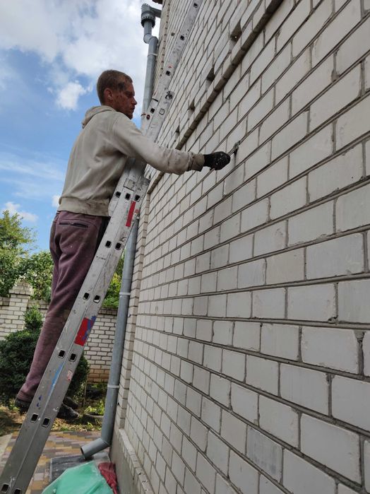 Утеплення повітряного прошарку будинку рідким пінопластом .