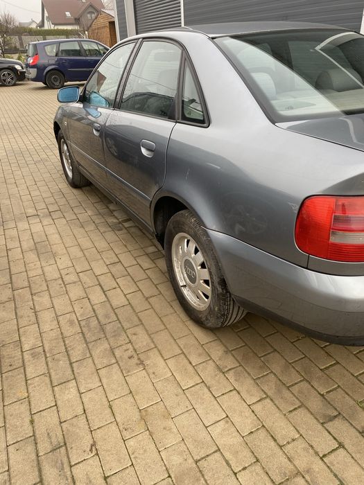 Audi A4 Sedan 1.6 benzyna