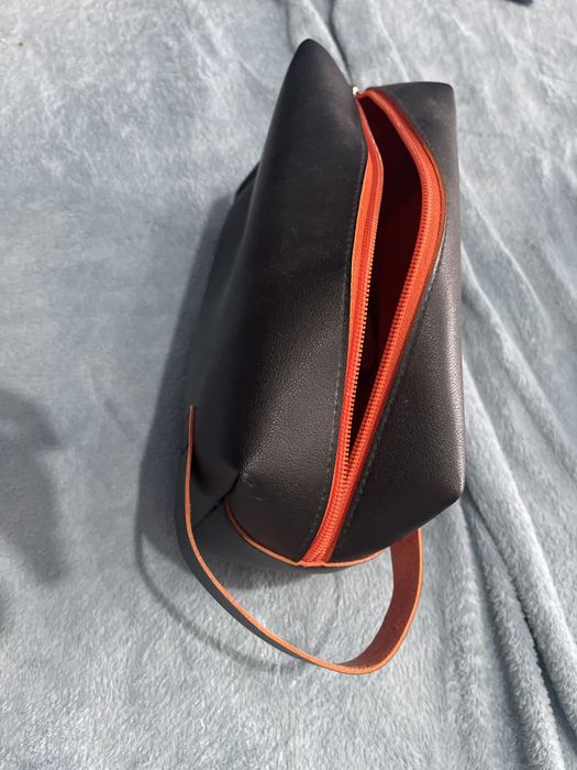 Bolsa preta com detalhe laranja