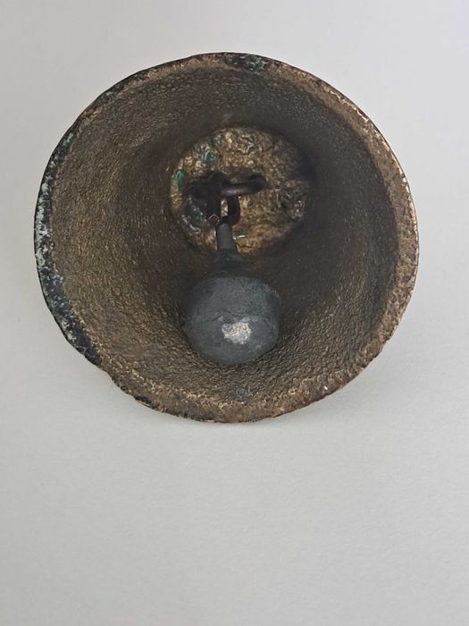 Mały dzwonek mosiężny