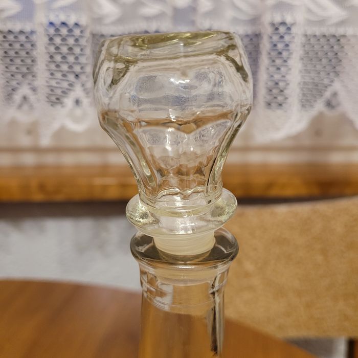 Szklana karafka, zamykana