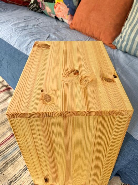 Mesa lateral em pinho maciço nova – artesanal