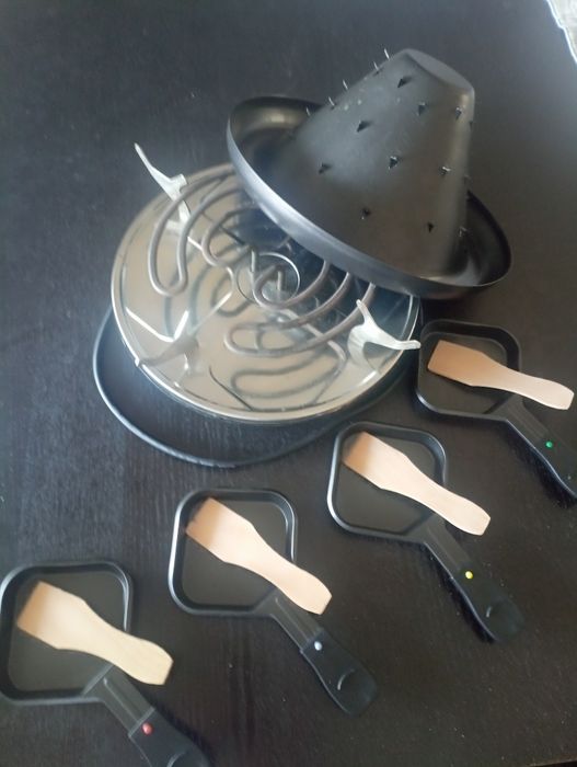 Grelhador/raclette com recipientes para queijo e espátulas