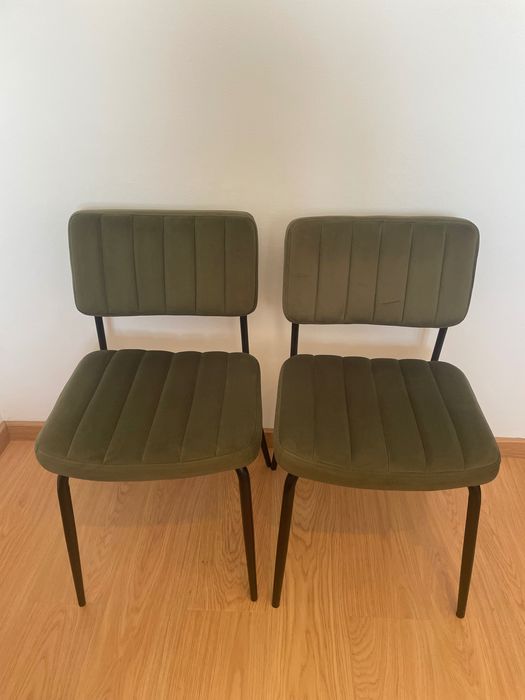 Par de Cadeiras em Veludo Verde – Estilo Retro – Como Novas