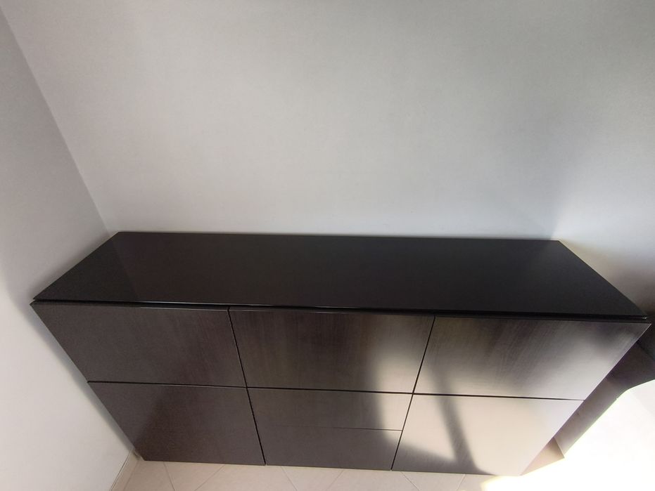 Aparador IKEA BESTÅ com tampo de vidro