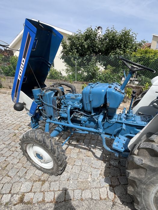 Tractor Ford 1710, traçao as 4 rodas, direçao assitida com arado