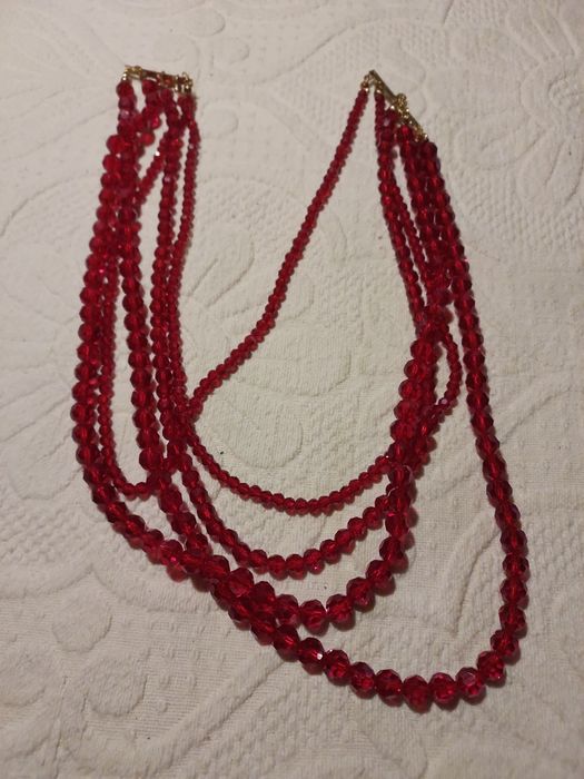 colares vermelhos