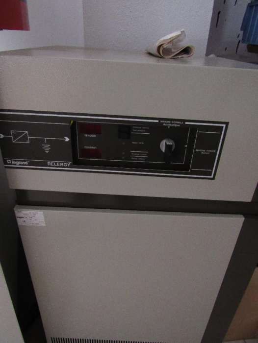 Armário de energia e acumulador