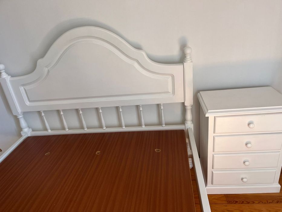 Cama (corpo e meio) resistente + mesa cabeceira