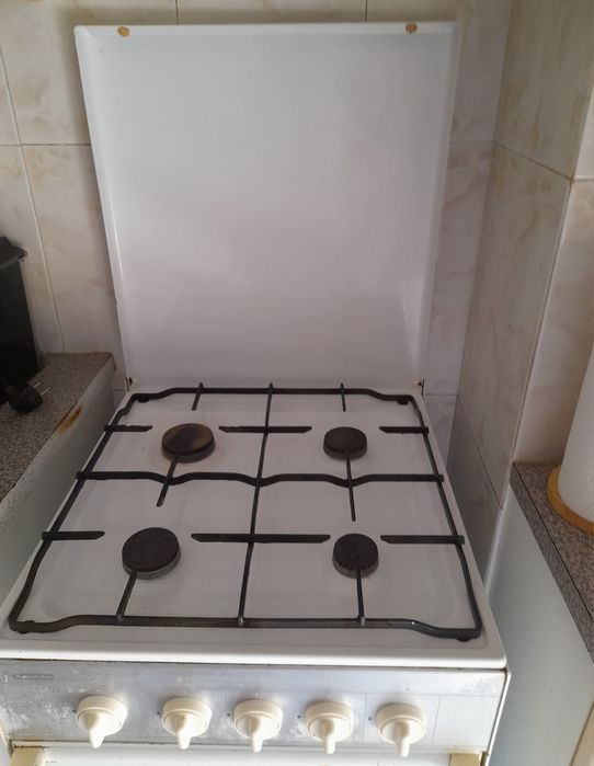 Fogão  sem defeito 4 bicos forno a funcionar