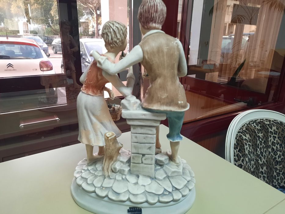 Estatueta casal MAGROU