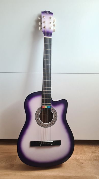 Fioletowa gitara akustyczna