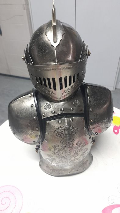 Minibar em metal, figura de guerreiro com armadura metálica
