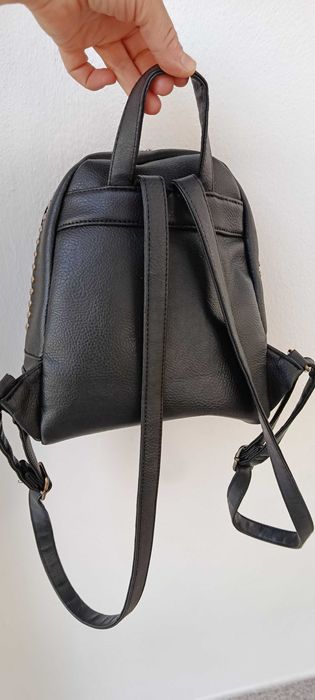 Mochila preta de mulher