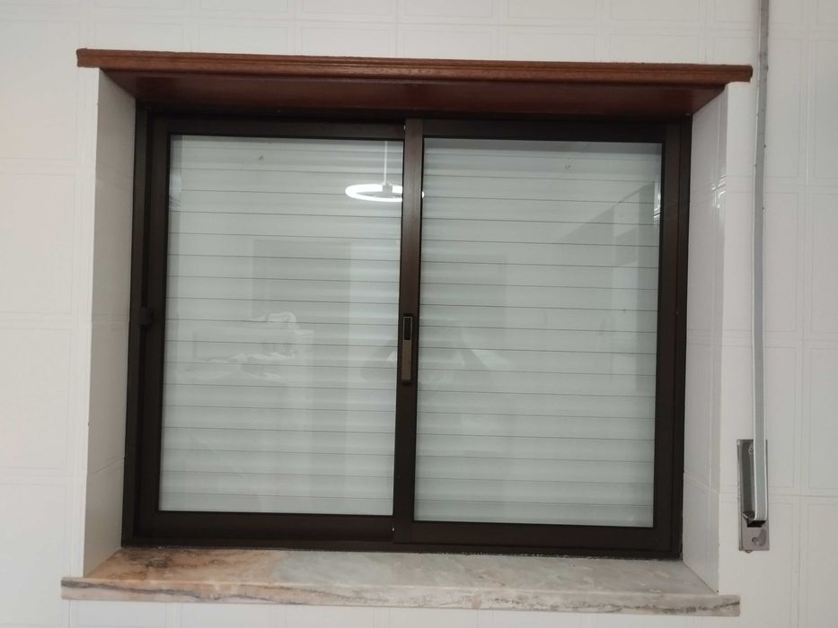 Janela alumínio castanho
