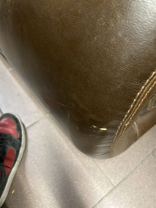 Sofá em pele castanho