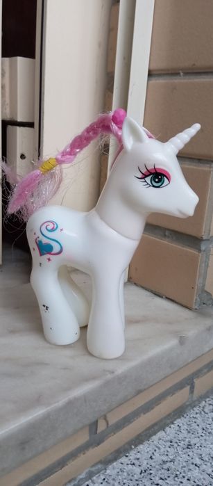 Vários brinquedos para bebê