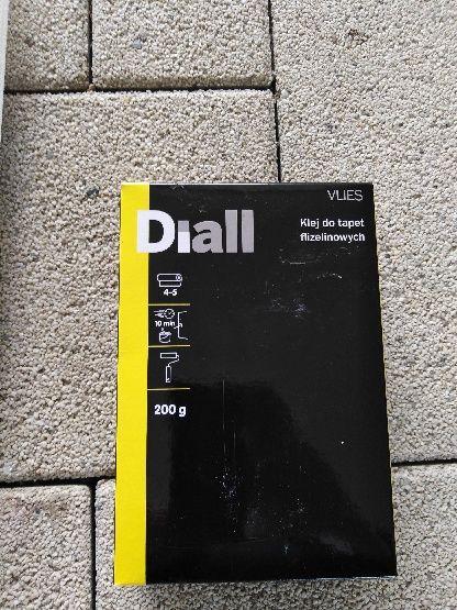 Sprzedam rolkę tapety białej i klej do tapet.