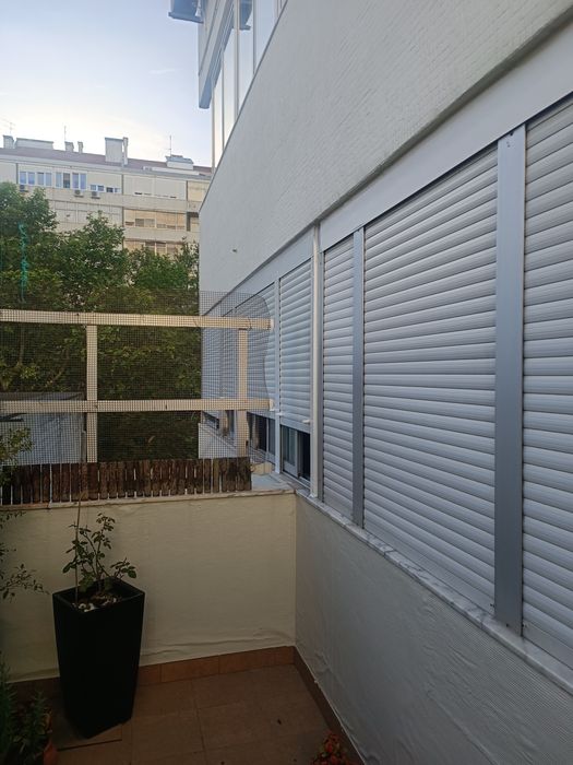 Serviço Personalizado de Caixilharia de Alumínio, estores e marquise