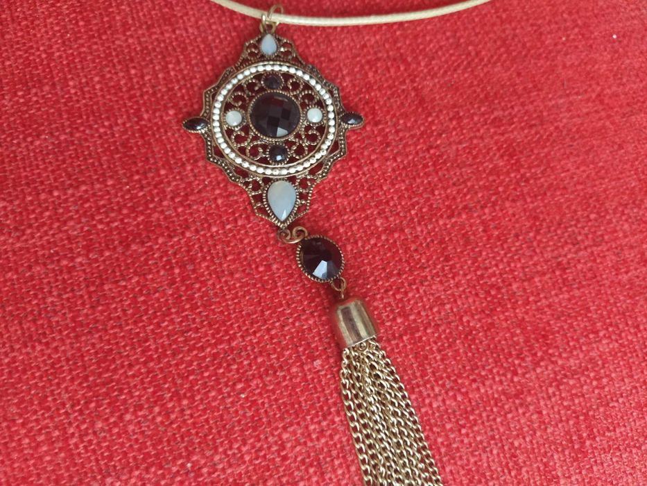 Fio dourado com pendente e pedras incrustadas