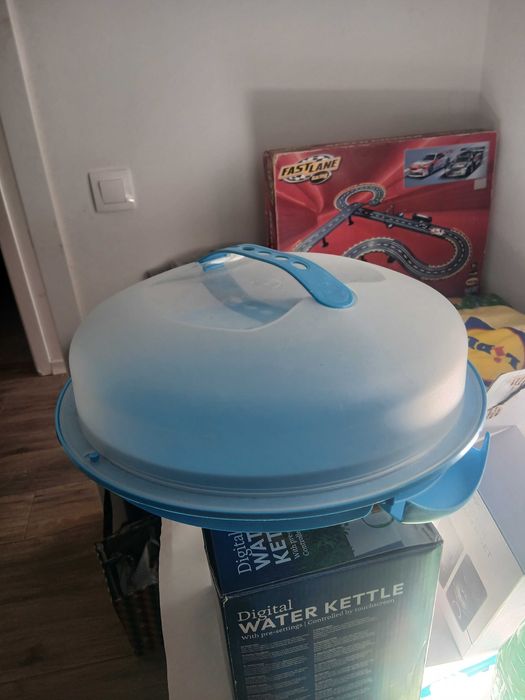 Boleira com tampa azul de plástico