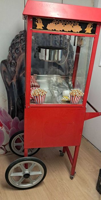 Máquina de pipocas com carrinho