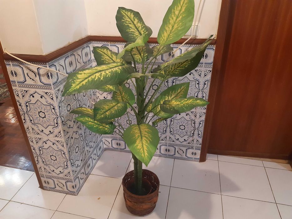 Planta artificial em cesto verga,1metro e 5cm altura, excelente estado