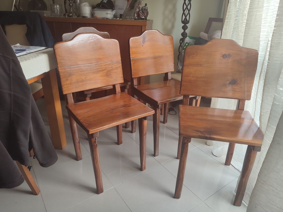 Conjunto de 4 Cadeiras Antigas e Rústicas, estilo Medieval em madeira maciça de Pinho