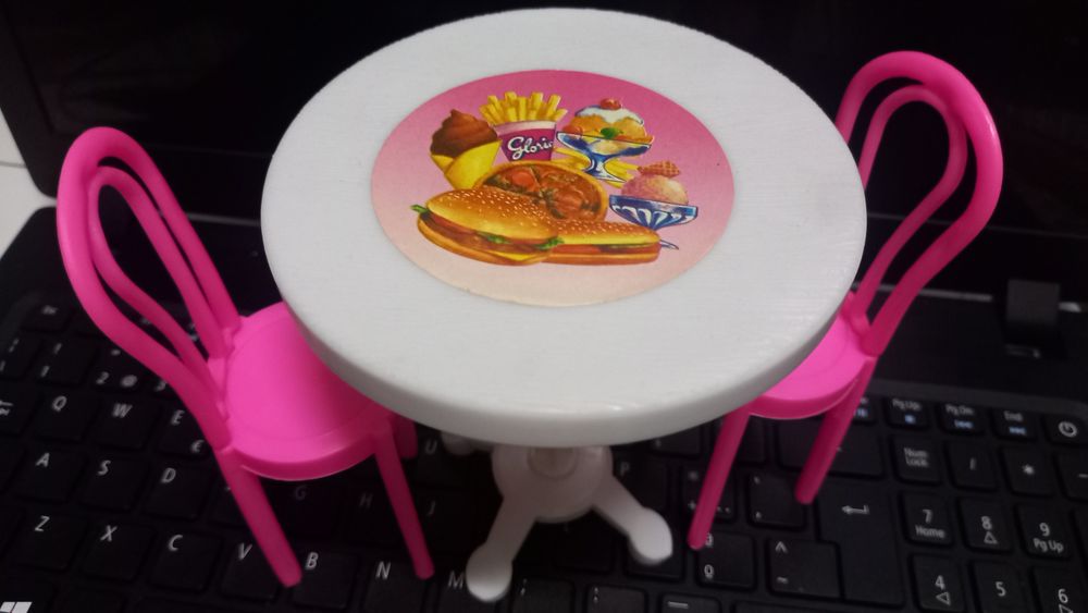 Acessórios barbie - 2 cadeiras, 1 mesa