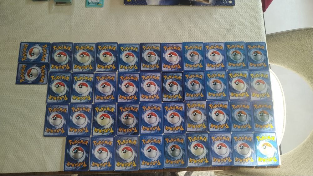 Lote de cartas pokémon antigas e novas de vários raridades e tipos.