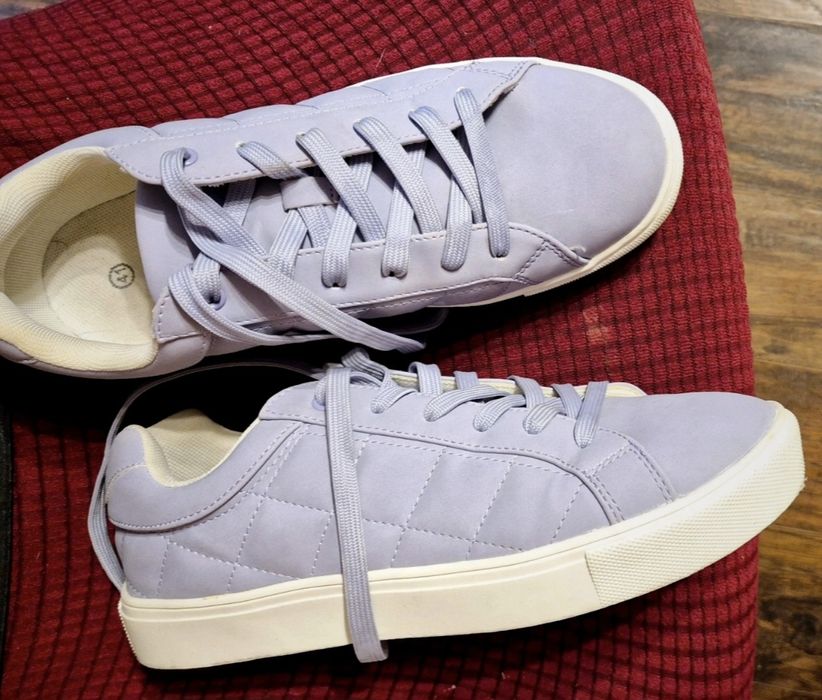 Lekkie sportowe buty unisex.