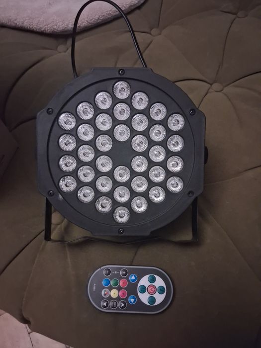 Na zdjęciu znajduje się reflektor sceniczny typu LED Par, często używa