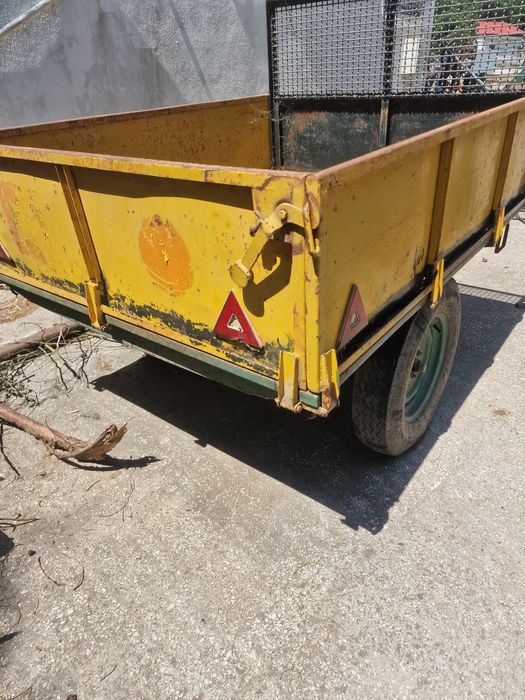 Reboque atrelado agricola basculante