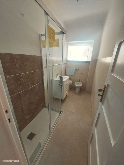Apartamento T2 com varanda em Almada