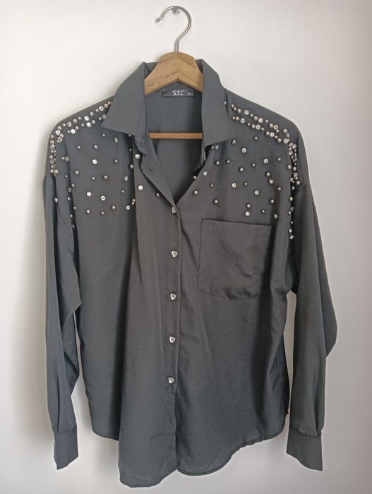 Camisa preta com pedraria