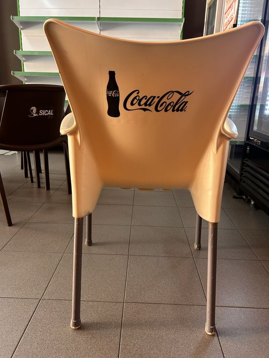 Cadeiras brancas plastico