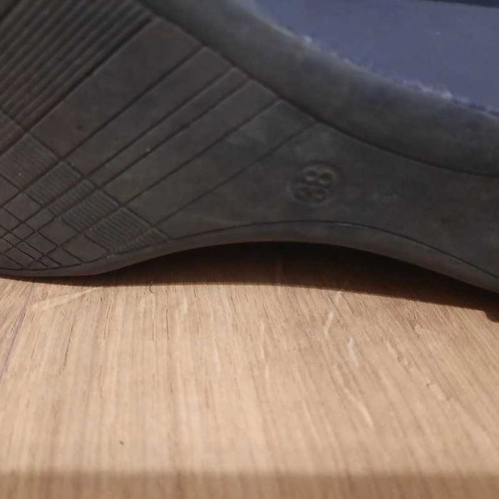 buty na małej koturnie