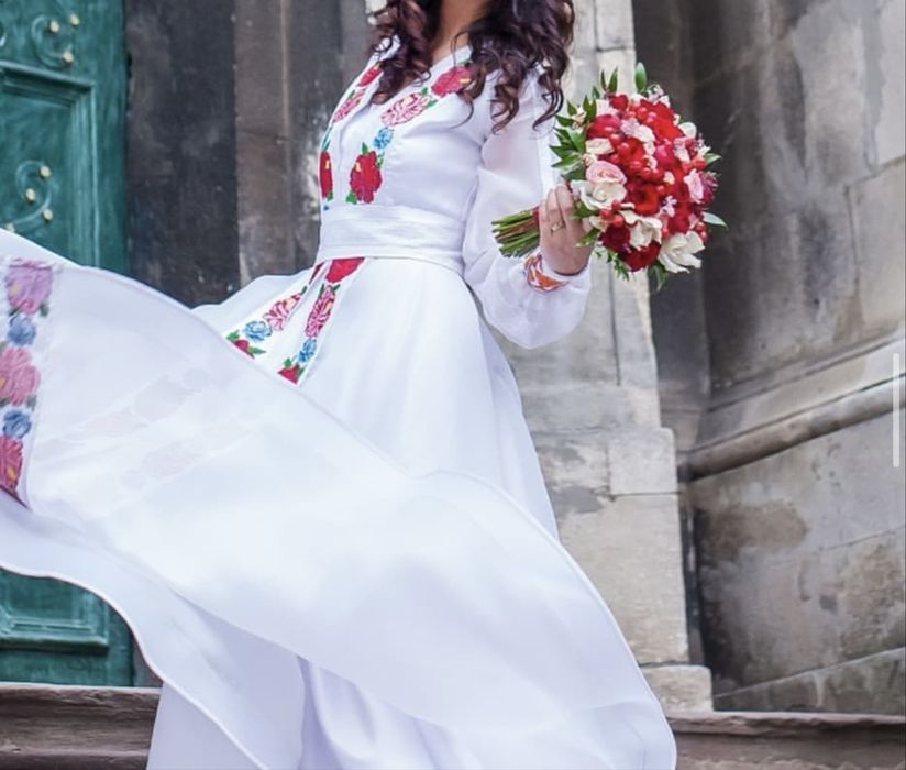 Вишите плаття : верх з шифону і органза, накидка: біле атласне плаття