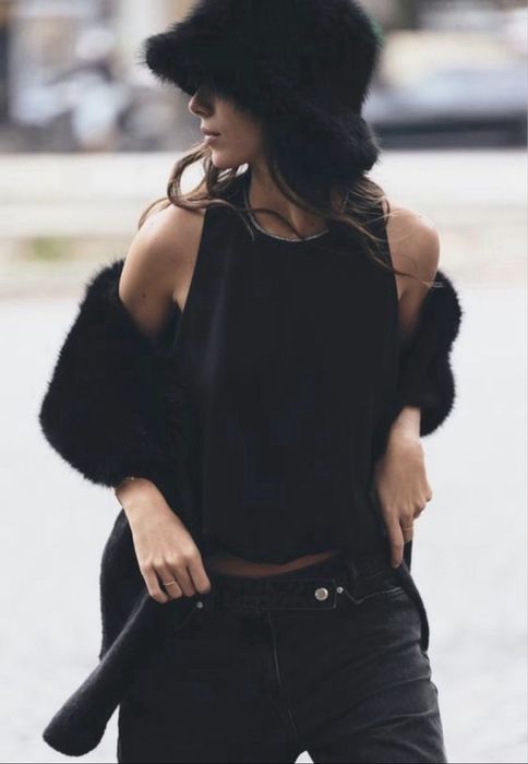 Чорна пухнаста стильна красота
